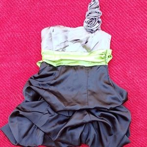 One shoulder kneww length dress